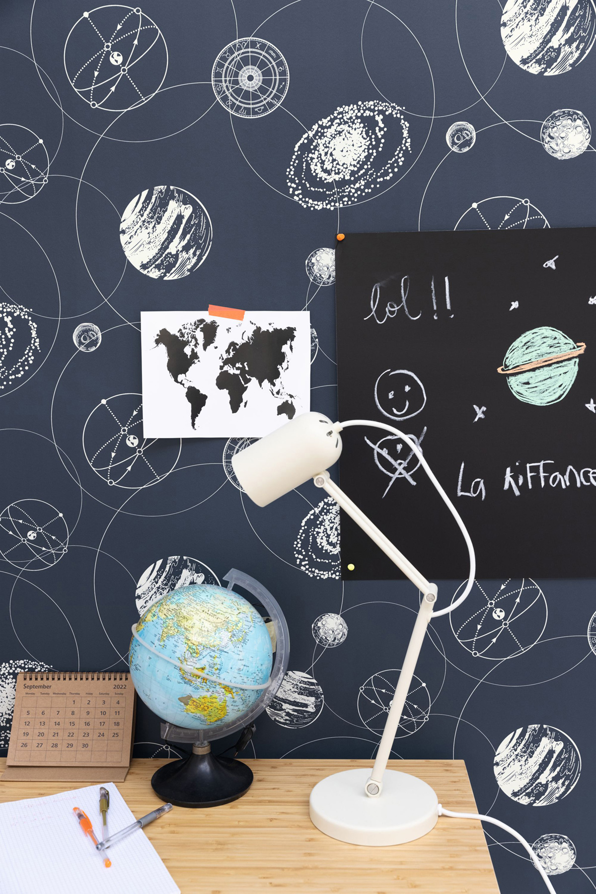 Papier peint Planète Just Fly bleu marine - Young & Free de Casélio AMB2 | Réf. YNF103259124