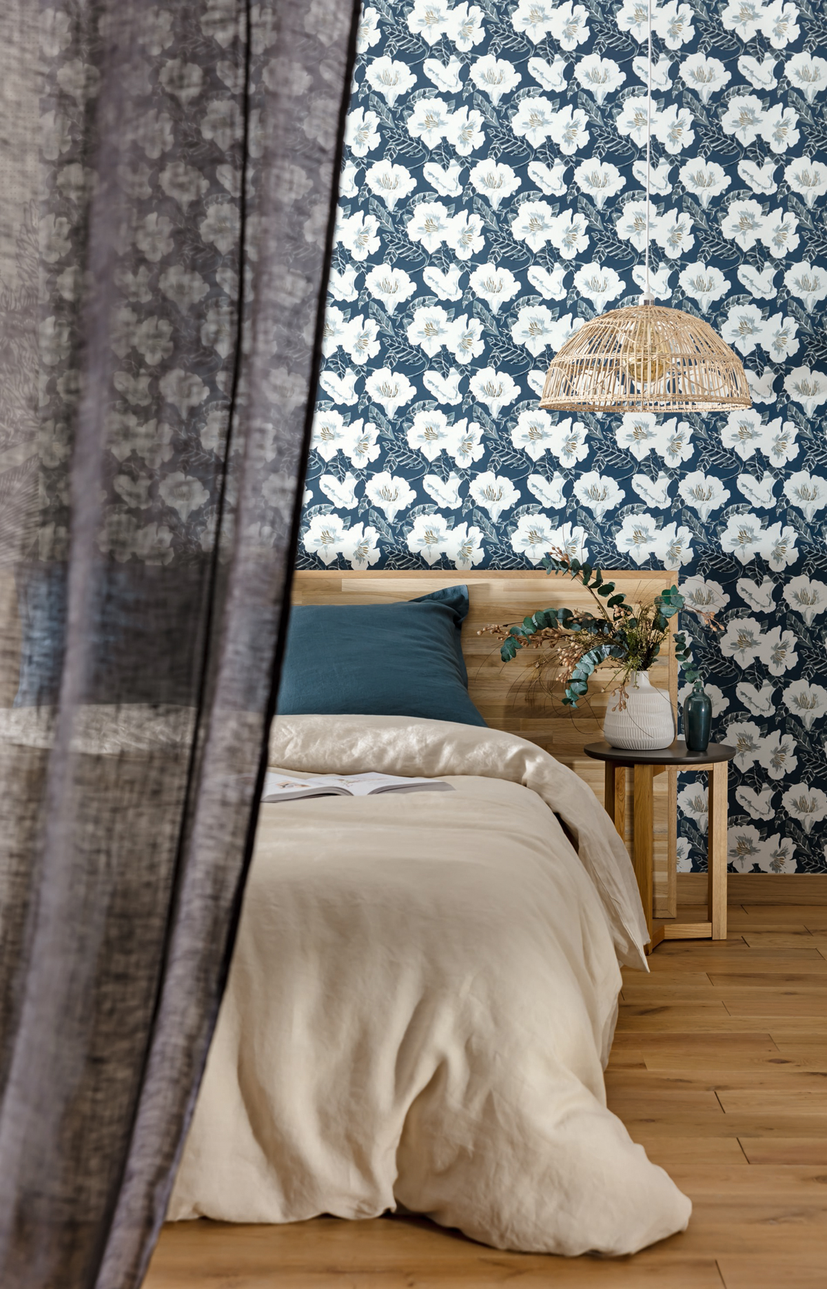Papier peint Fleurs Ding Ding Dong bleu foncé - The Place to Bed de Casélio AMB | Réf. PTB101796166