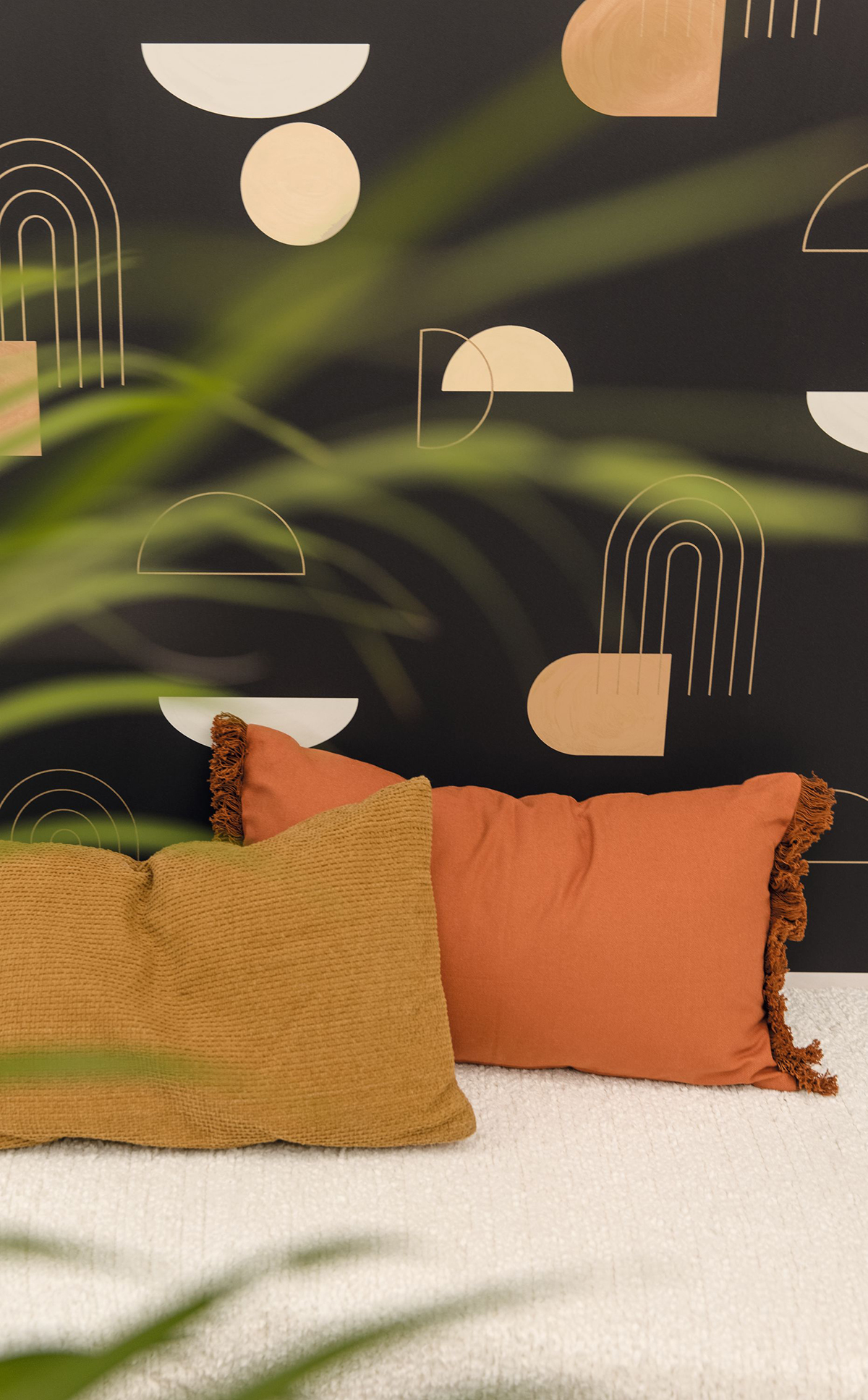 Papier peint Géométrique Turn Around noir et doré - Around de Casélio | AMB Réf. ARN102919120