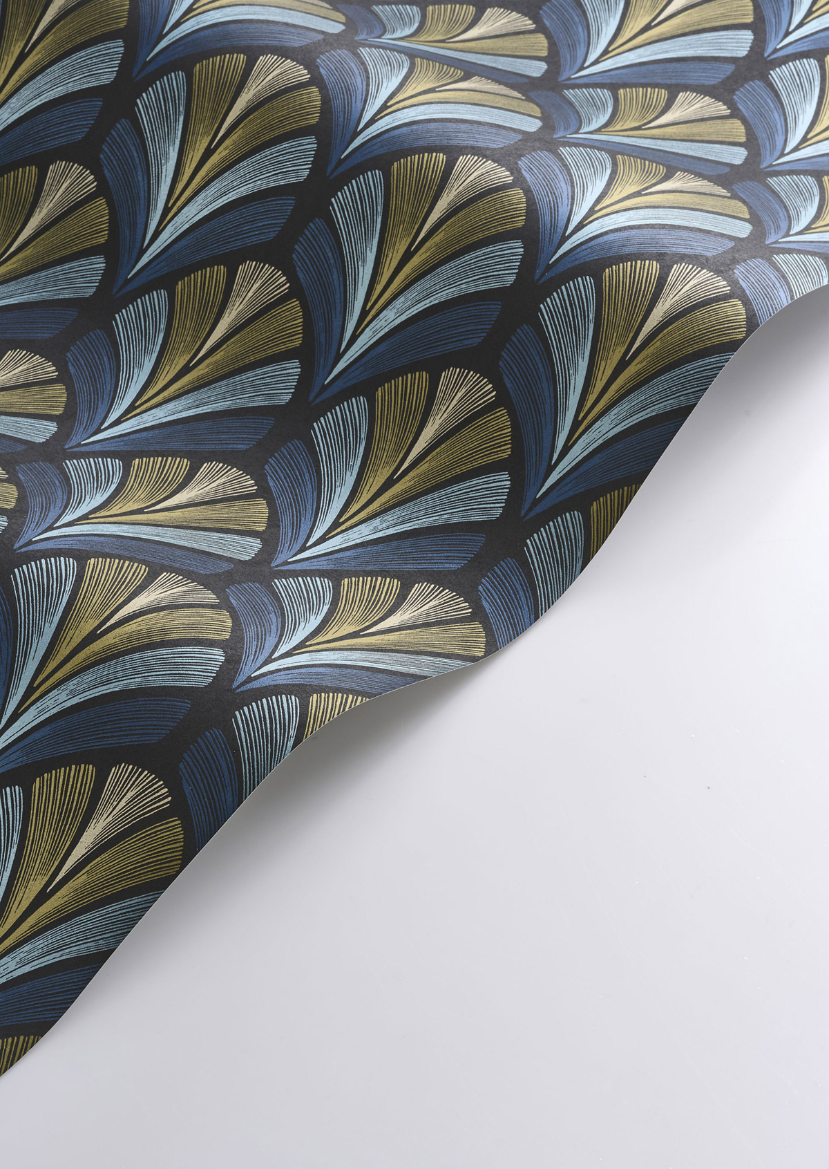 Papier peint Palme Art Déco Folies St James bleu irisé - Années Folles de Casadéco AMBV | Réf. ANFO201056944