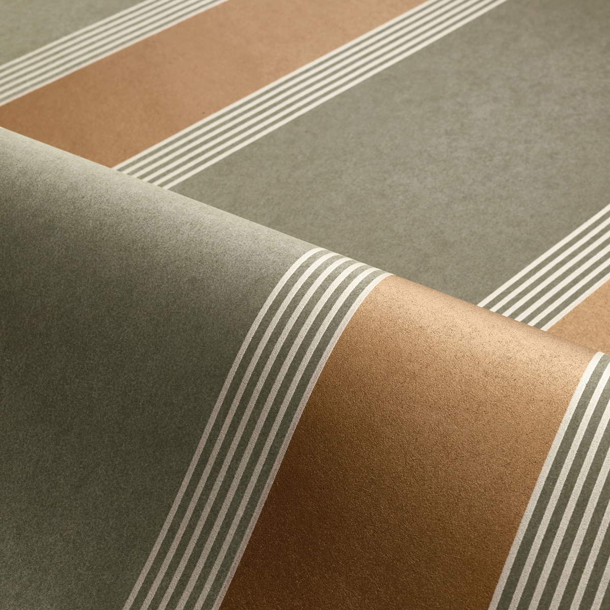 Papier peint Rayure Auteuil marron doré - Square Jasmin de Casamance AMBV | Réf. CAS-75712242