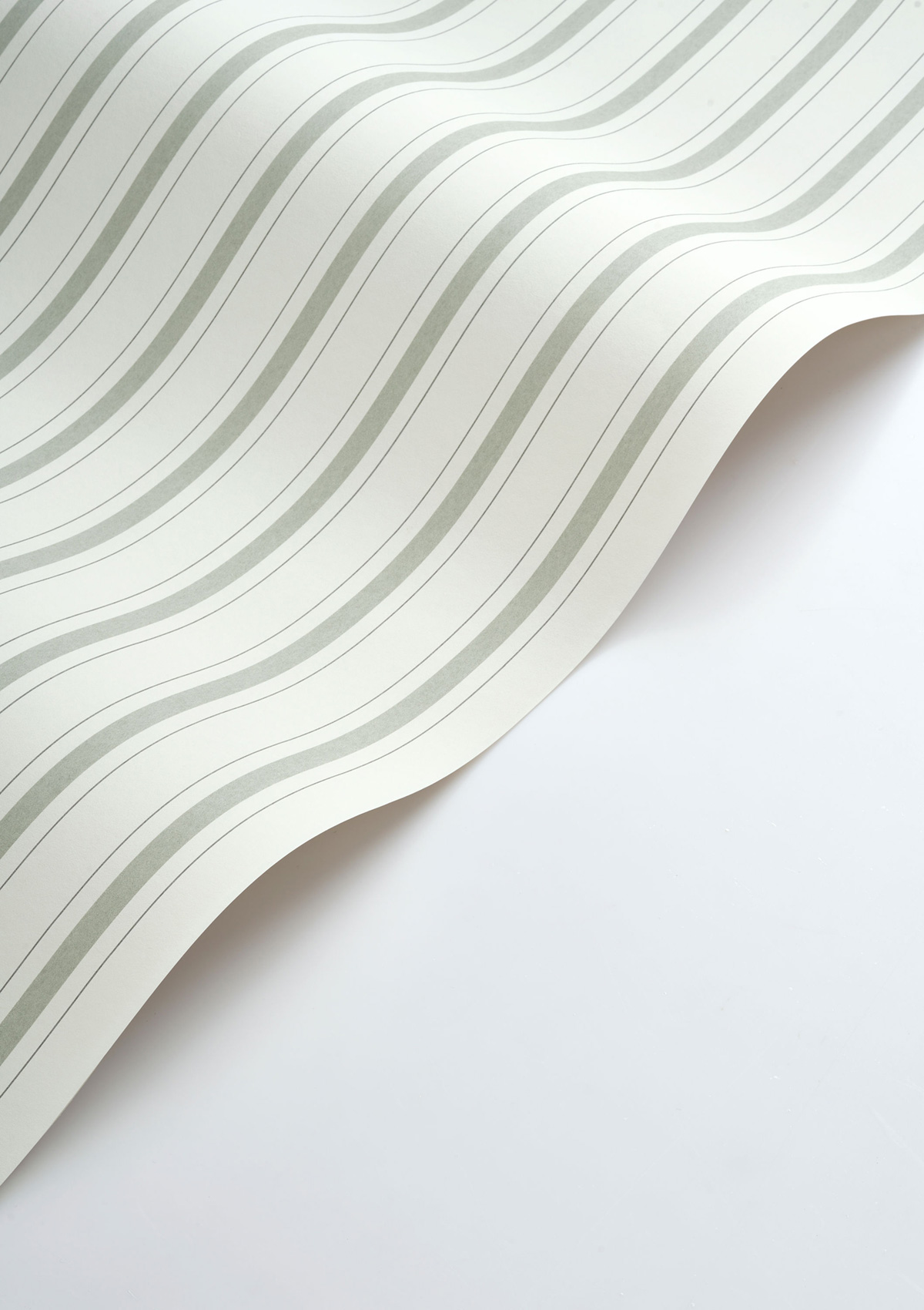 Papier peint Rayure Baroque vert amande - Les Belles Toiles De Jouy 2 de Casadéco VAGUE | Réf. BTJD81577104