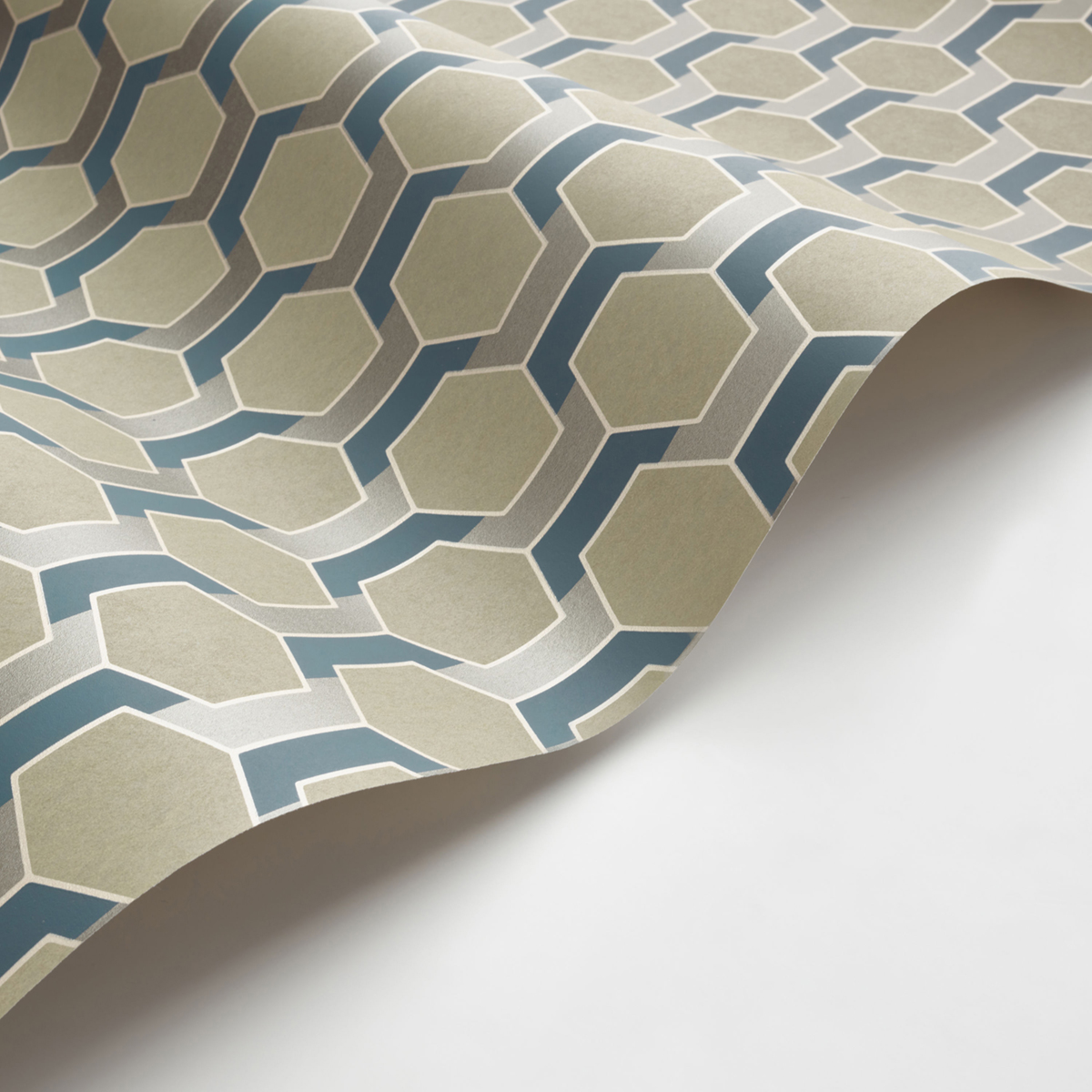 Papier peint Art Déco Hamilton kaki irisé - Derby de Casadéco AMBV | Réf. DERB89307783