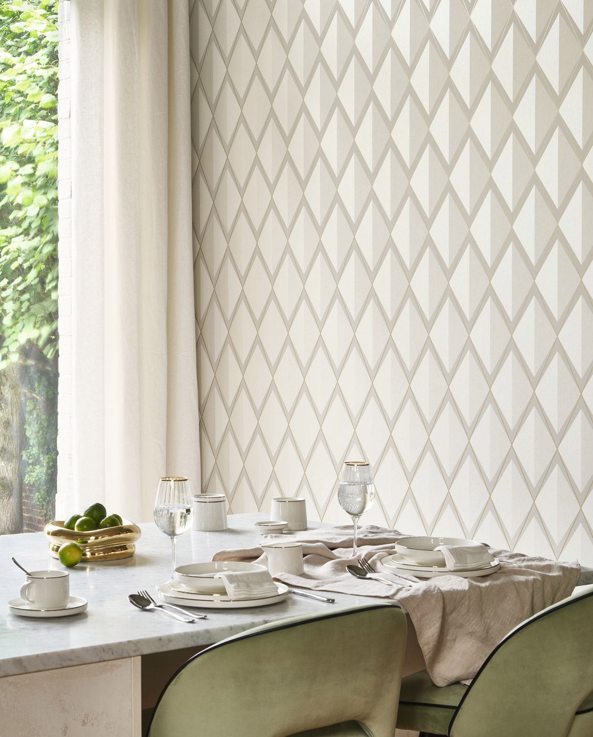 Papier peint Géométrie 3D Chaplin nacré doré - Années Folles de Casadéco | Réf. ANFO201082674