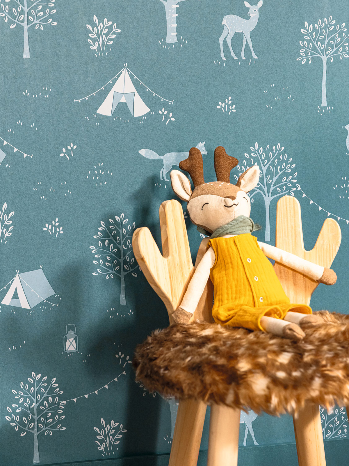 Papier peint Forêt Animaux Scouty bleu marine - Happy Kids Club de Casélio AMB2 | Réf. HKC107666641
