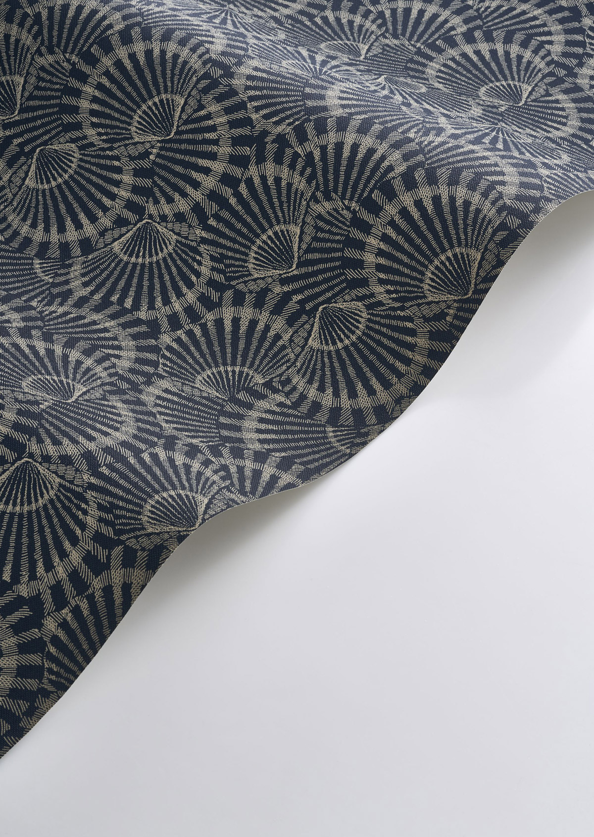 Papier peint Coquillage Saint Malo bleu marine - Seaside de Casadéco AMB5 | Réf. SEAS201486909