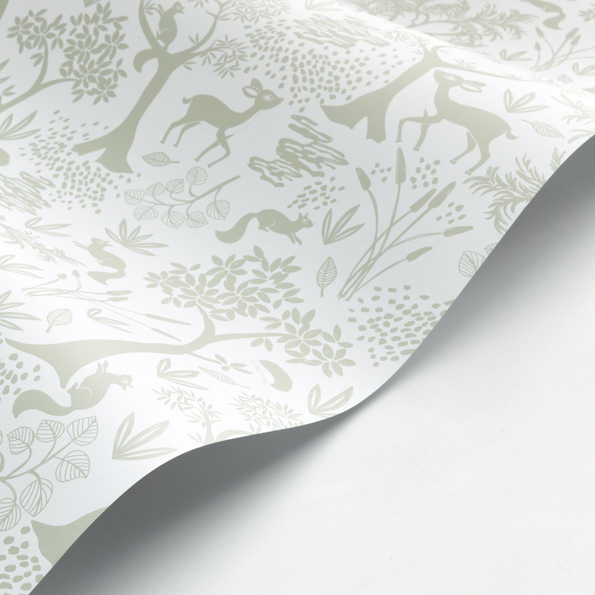 Papier peint Forêt Animaux Poetic vert amande - Once Upon A Time de Casadéco AMBV | Réf. OUAT88267763