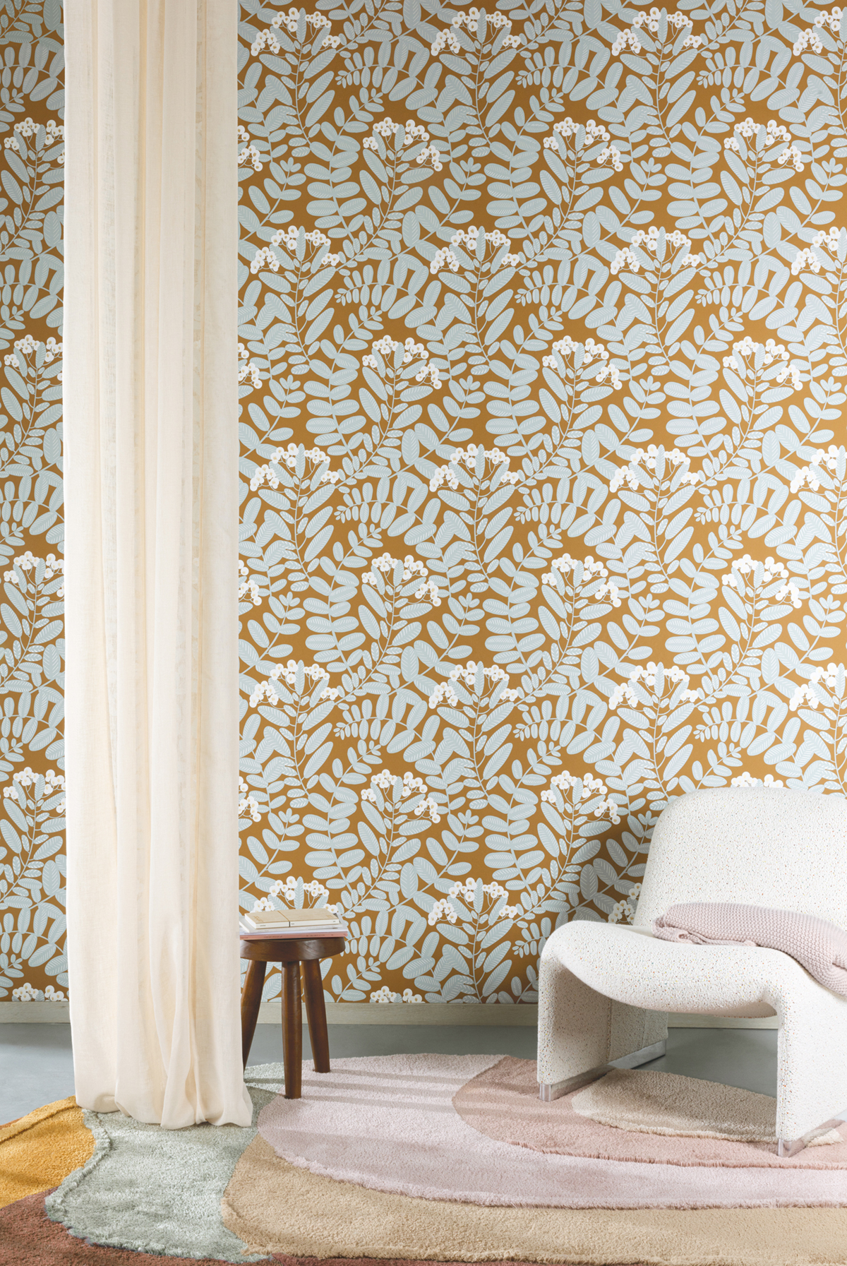 Papier peint Feuillage Fleuri Bodie camel doré - Mysa de Masureel | Réf. MAS-YSA005