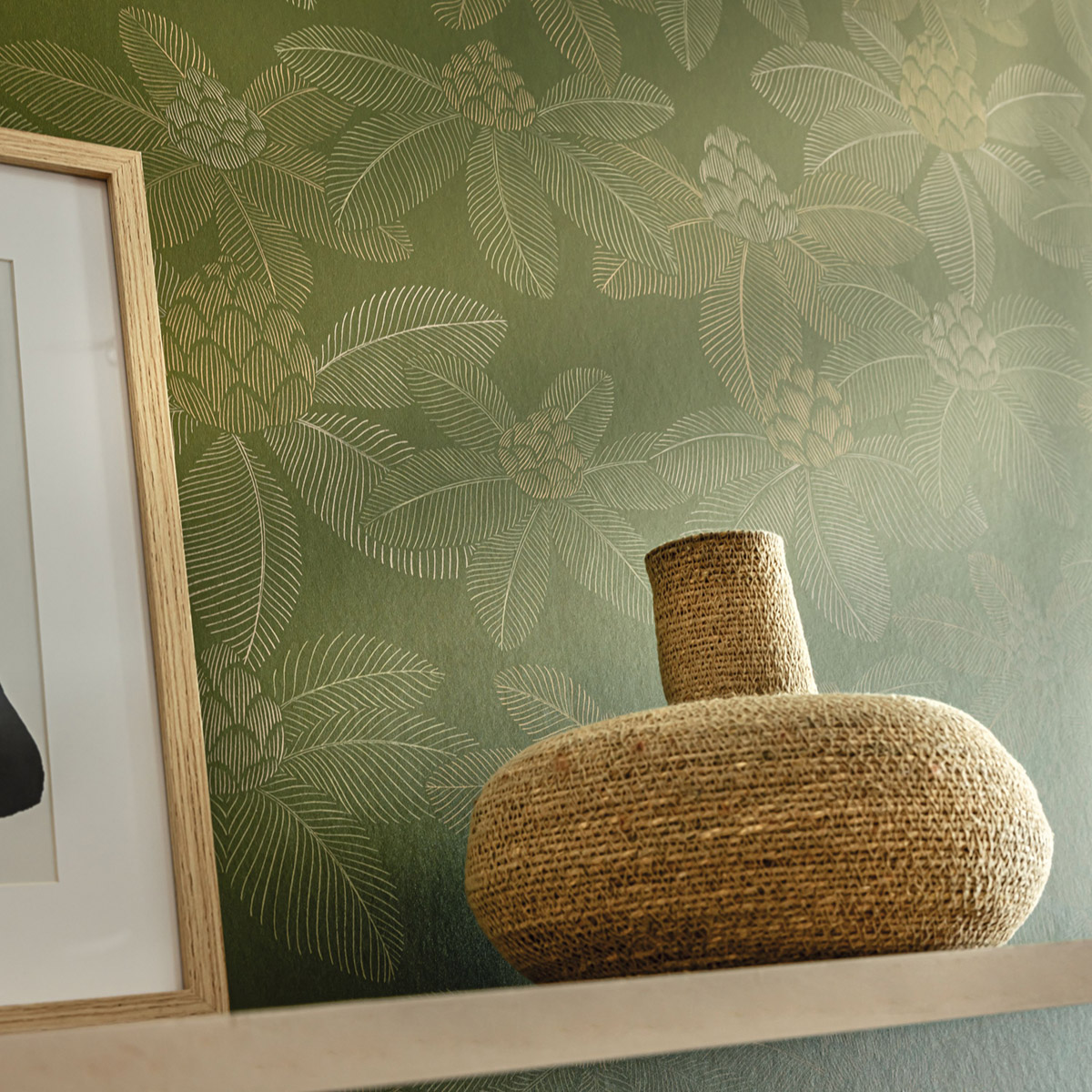 Papier peint Palmier Tropical Lotus vert mousse - Art of Botany de Casélio AMB2 | Réf. AOB106657172