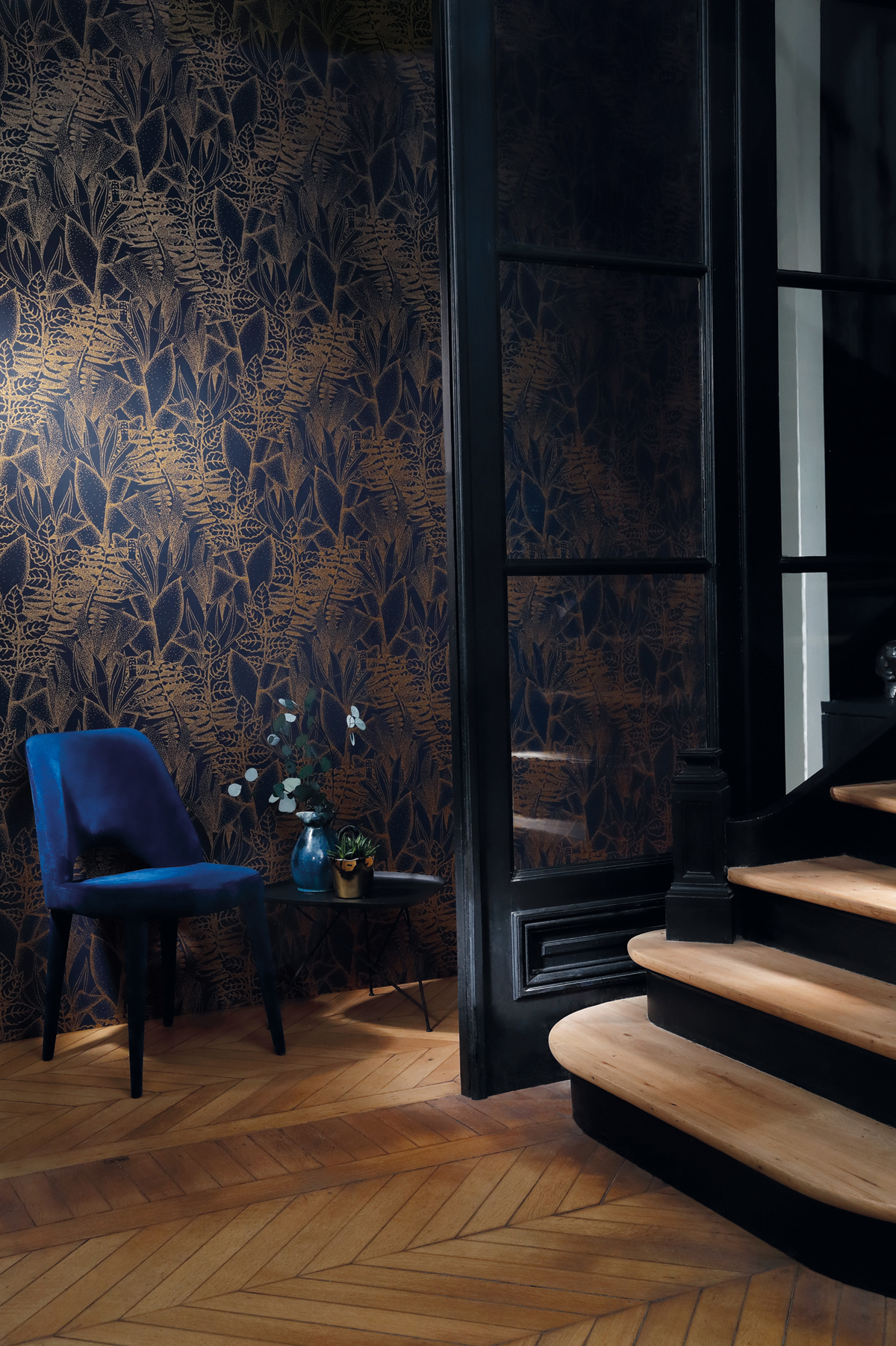 Papier peint Feuillage Altaica bleu nuit - Orphée de Casamance | Réf. CAS-74710814