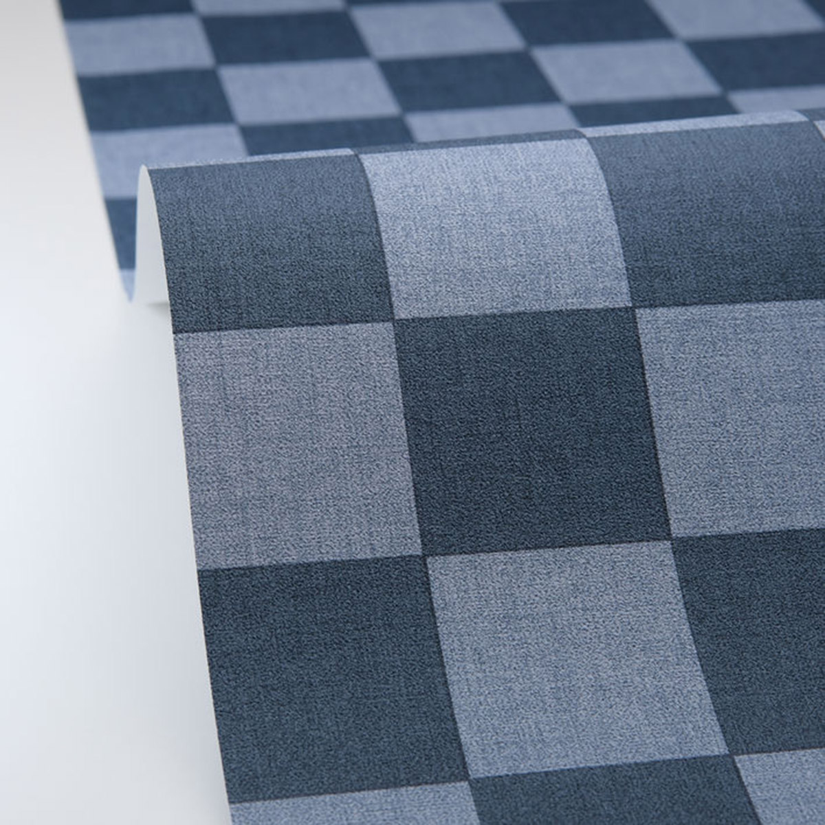 Papier peint Damier Checks bleu jean - Line Up de Casélio AMBV | Réf. LNP106746020