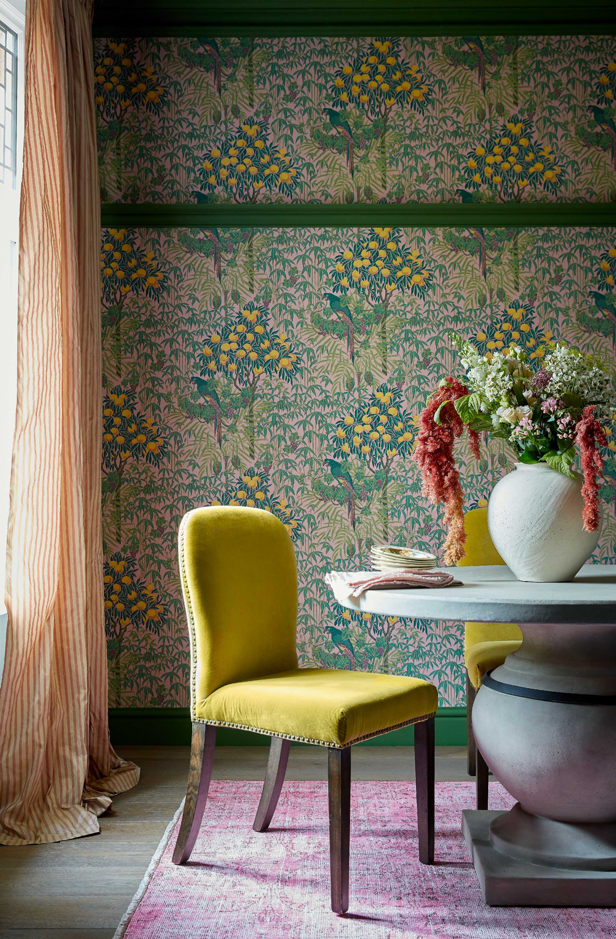 Papier peint Nature Perroquet Macaw rose blush - V&A Decorative Papers d'Initiales | Réf. INI-31116702