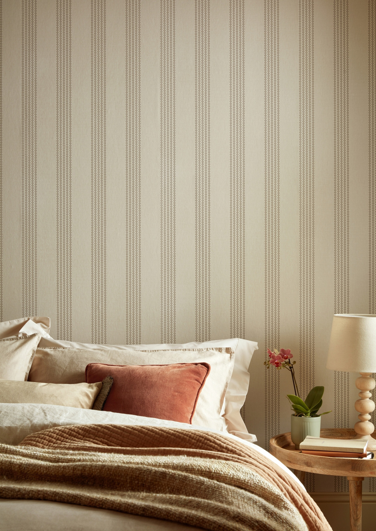 Papier peint Rayure Classique Silk taupe - V&A Decorative Papers III d'Initiales | Réf. INI-2513-186-01