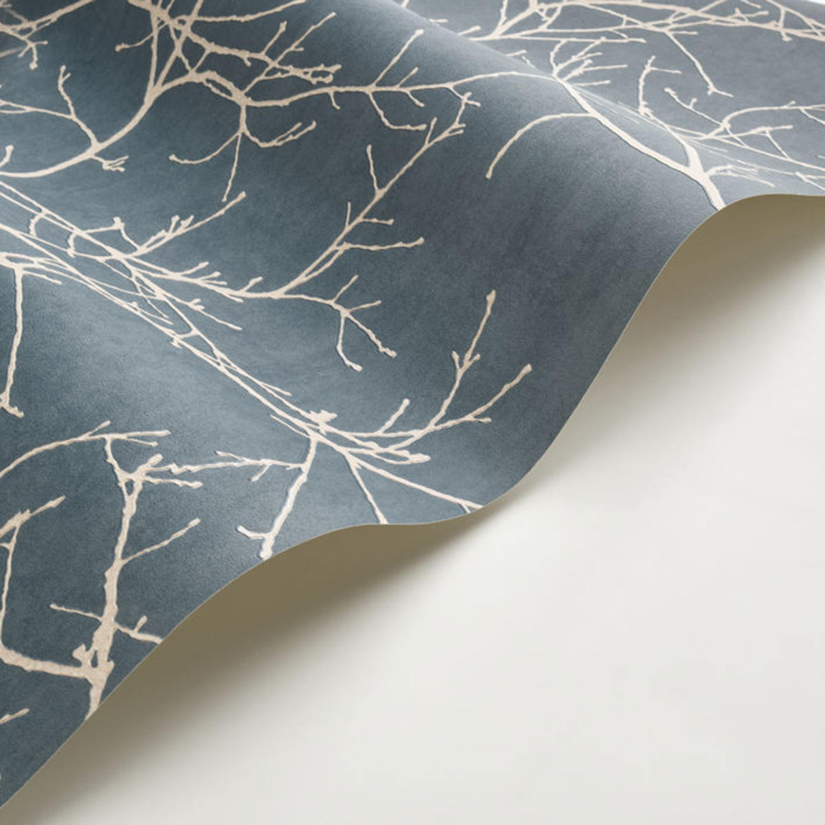 Papier peint Branche Arbre Vancouver bleu encre - Riverside 4 de Casadéco AMBV | Réf. RIVI89536897