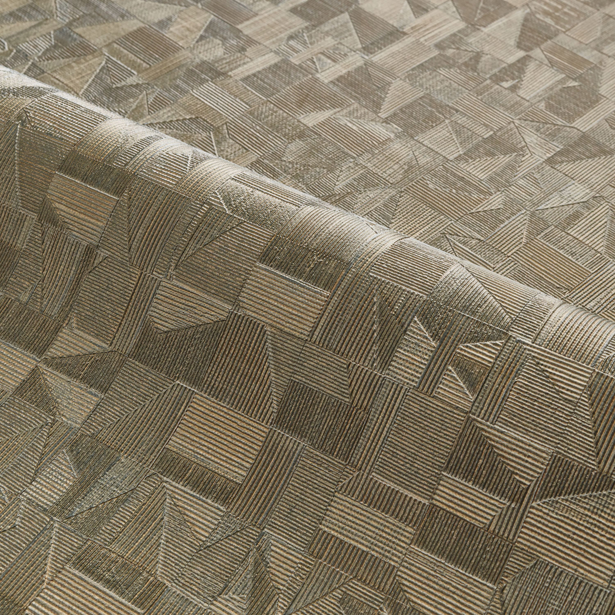 Papier peint Graphique métallisé Tiznit kaki doré - Métal de Casamance AMBV | Réf. CAS-74401058