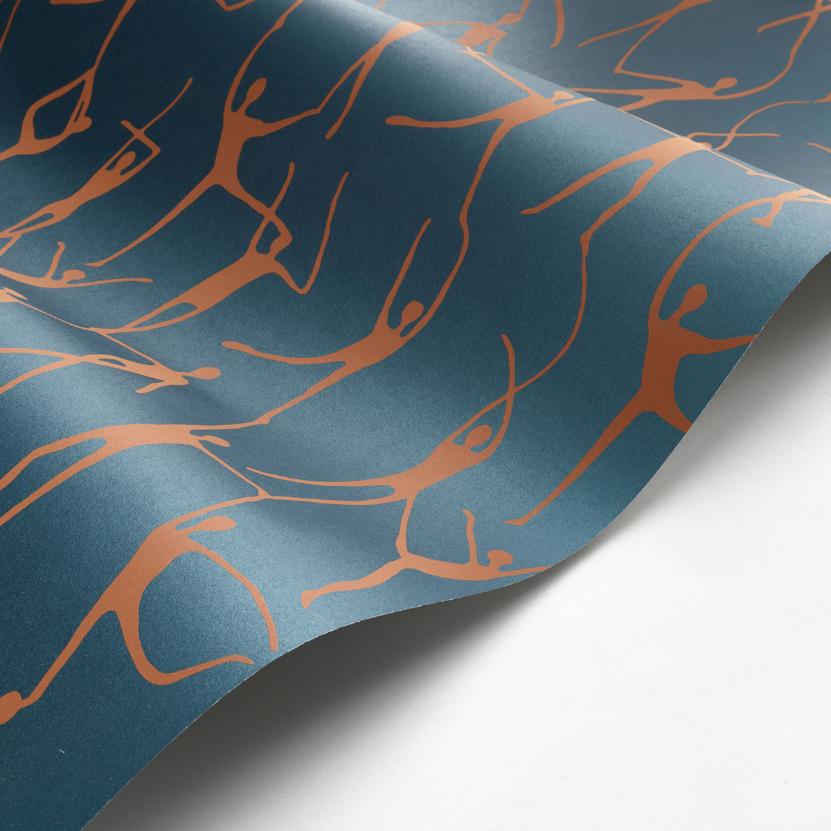 Papier peint Original Danse Alberto camel bleu métallisé - Iconic de Casadéco AMBV | Réf. CONI88426727