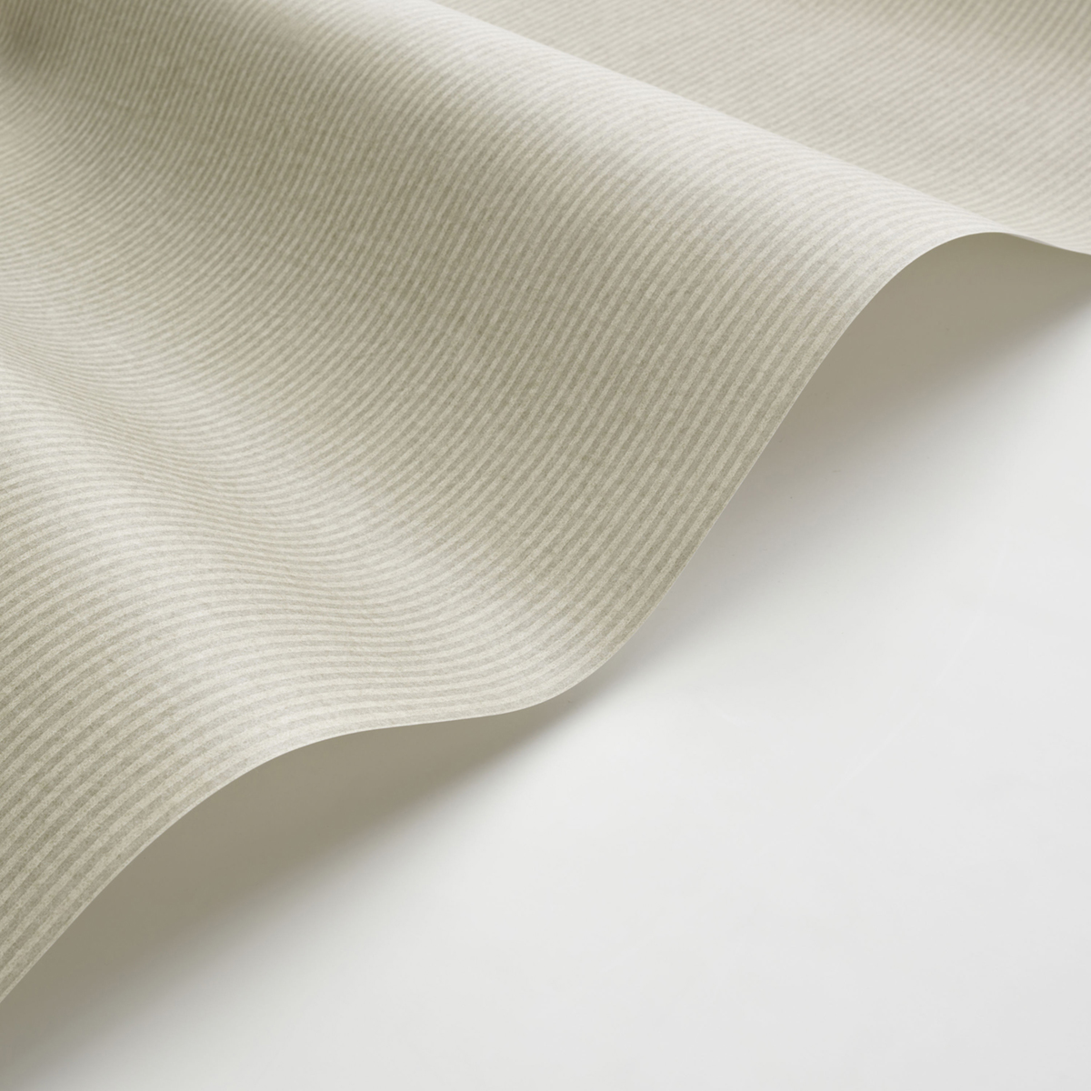 Papier peint Fines Rayures Papier Kraft vert sauge - Papercraft de Casadéco AMBV | Réf. PAPC89657202