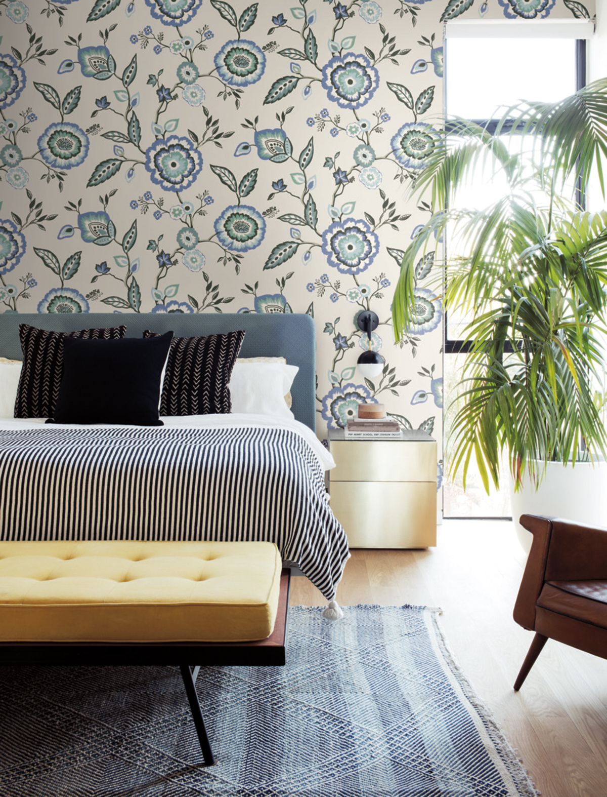 Papier peint Fleur Dahlia bleu lavande blanc - Greenhouse de York (Initiales) AMB2 | Réf. INI-GO8231