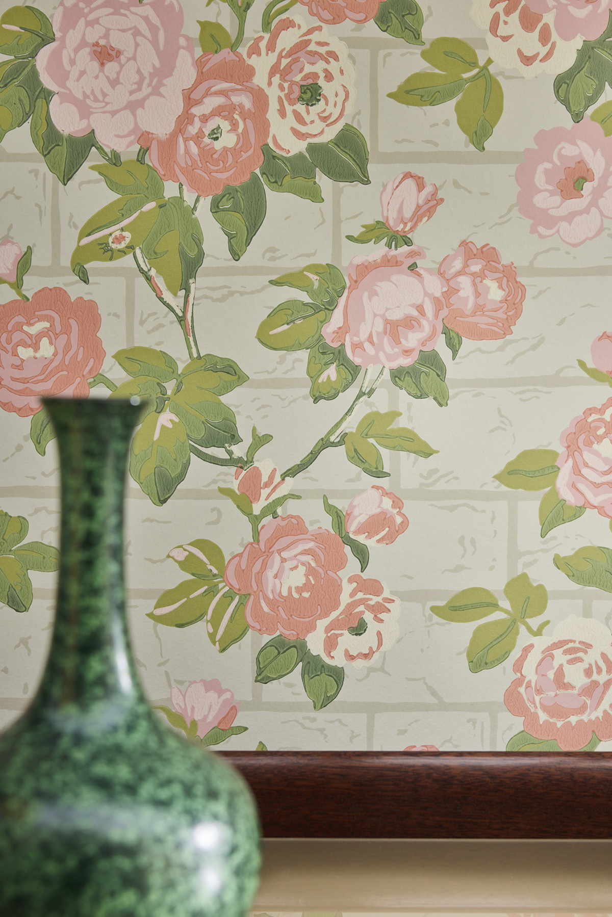 Papier peint Rose Garden Green Stone - In The Garden de Little Greene AMB2 | Réf. 0234RGGREEN