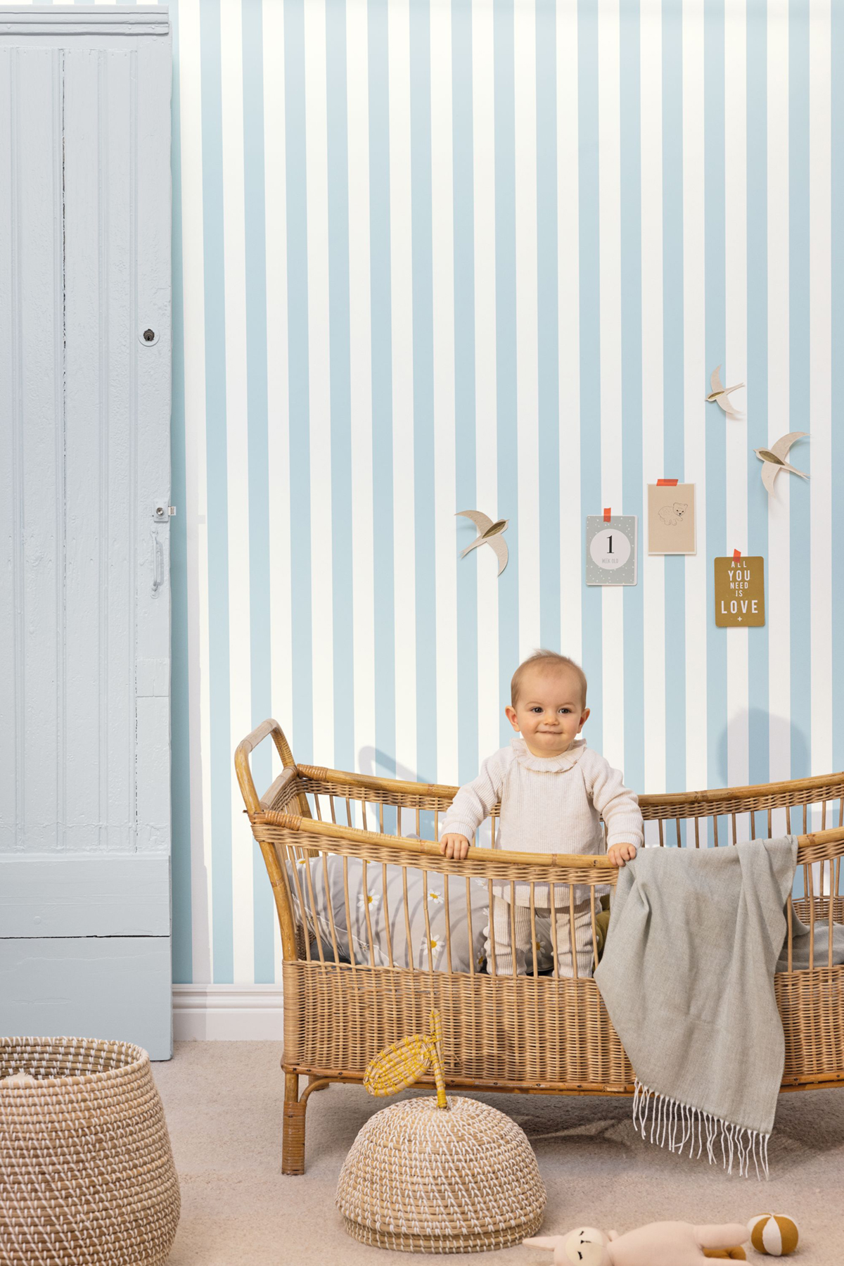Papier peint Rayures Fines Lines bleu ciel - Azur de Casélio | Réf. AZU104036002