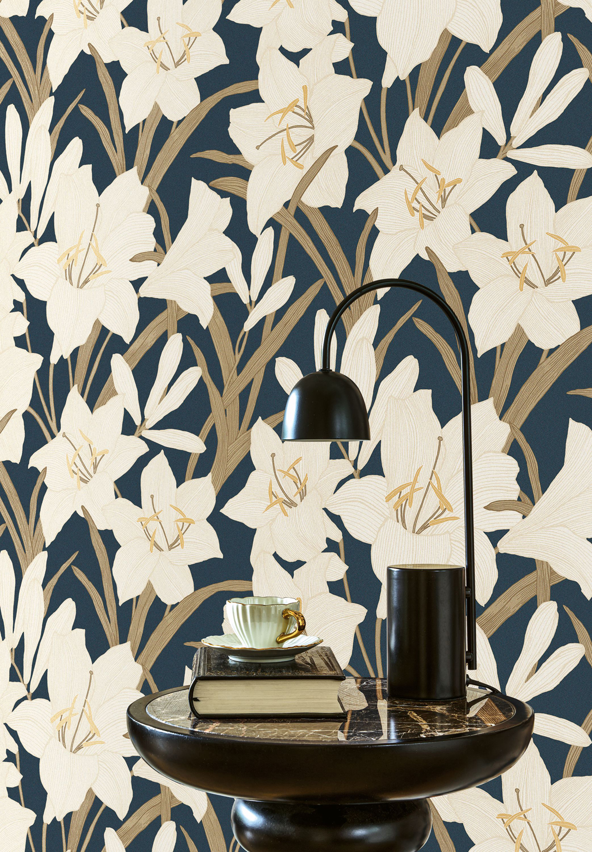 Papier peint Fleur Clair de Lys bleu marine - Le Beau Jardin de Casadéco AMB2 | Réf. BJAR202587986