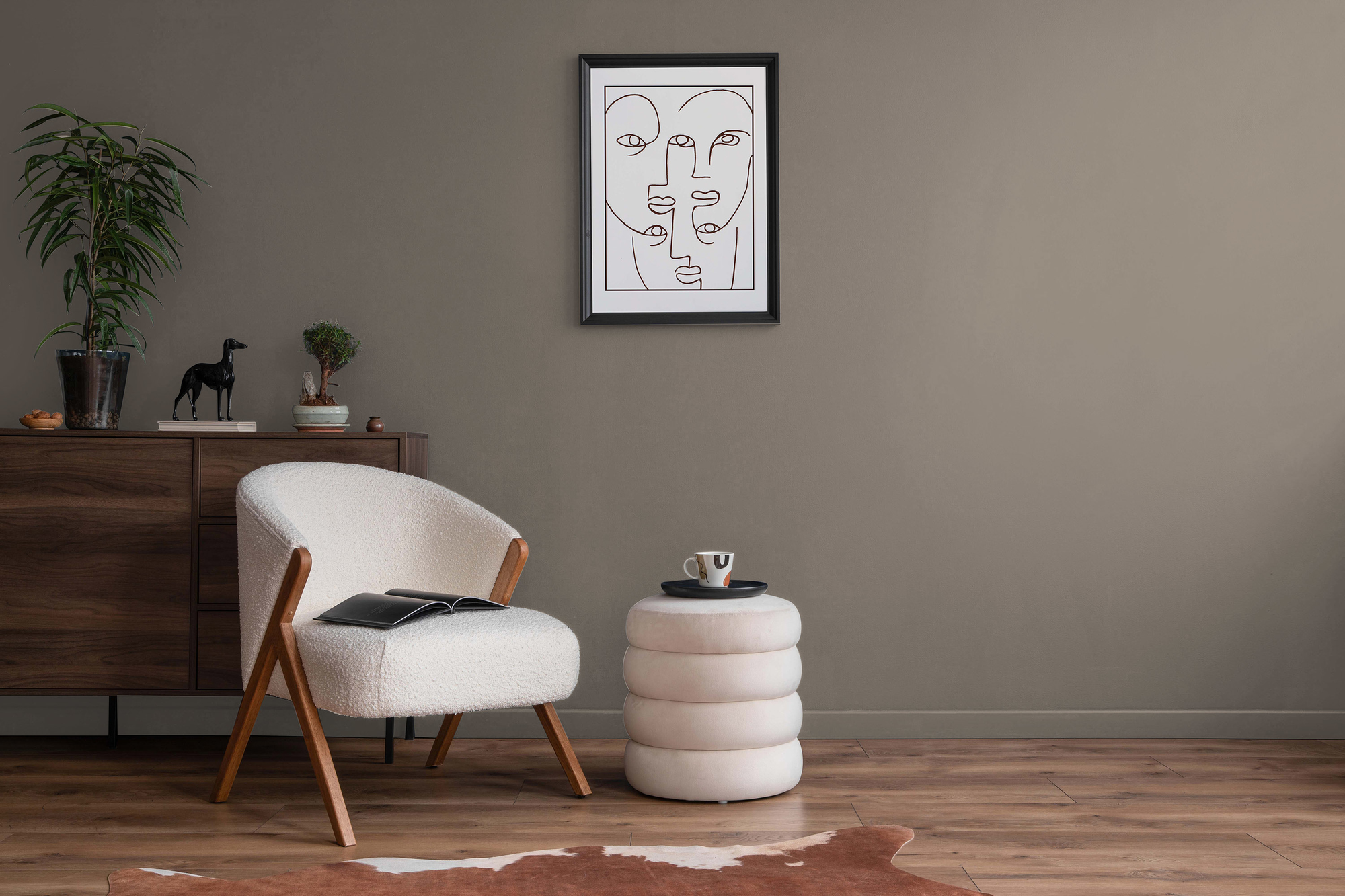 Photo numéro 2 d'une pièce avec un mur peint avec la peinture  Puro marron calm taupe - c7001
