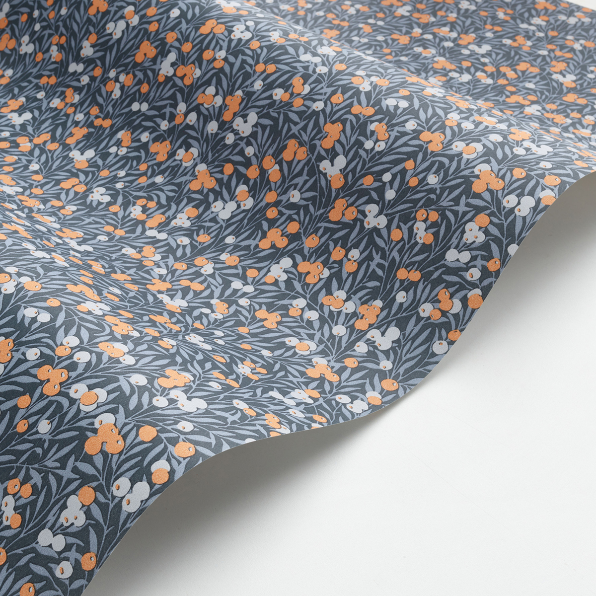 Papier peint Feuillage Cherry bleu nuit orange - Flower Market de Casadéco AMB3 | Réf. FLOM89226515