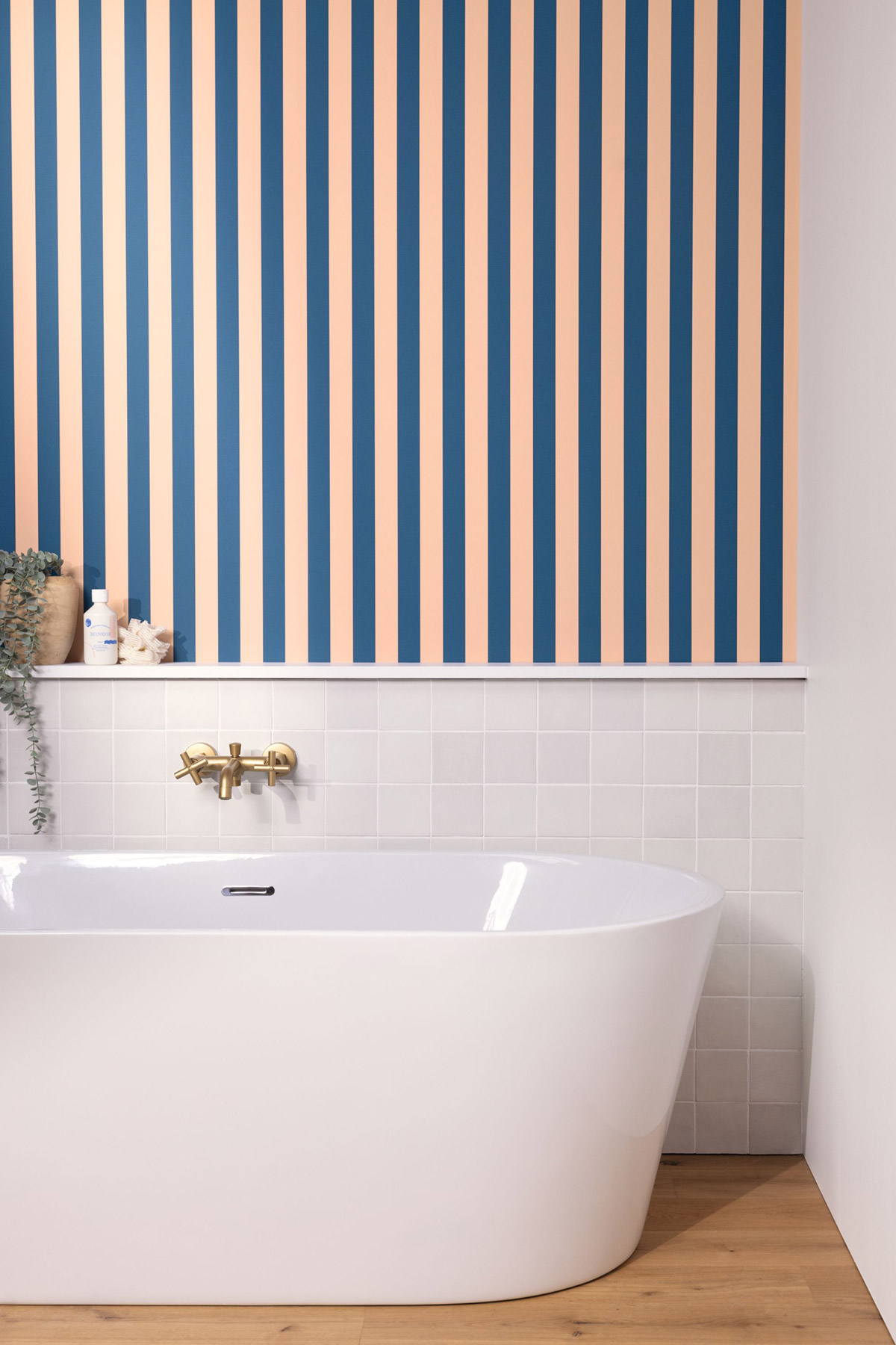 Papier peint Rayures Fines Lines bleu pêche - Basics de Casélio | Réf. BAI104036145