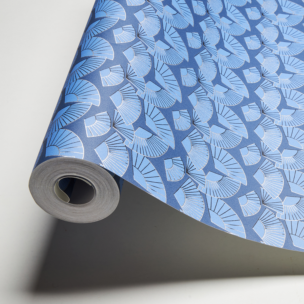 Papier peint Eventail Gisele bleu - Karl Lagerfeld de Montecolino | Réf. MC-37847-4