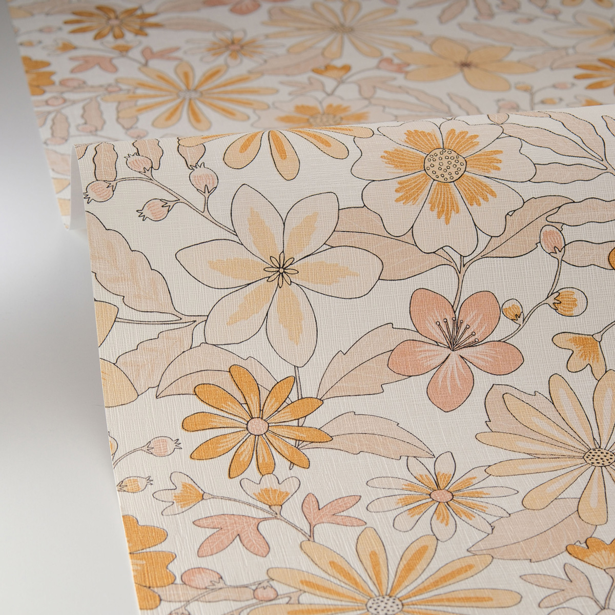 Papier peint Fleurs Vintage Emy beige rose - Twist de Casélio AMBV | Réf. TST106462044