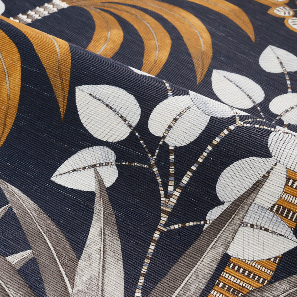 Papier peint Palmier Mirissa encre ocre - Aventura de Casamance AMBV | Réf. CAS-75521018