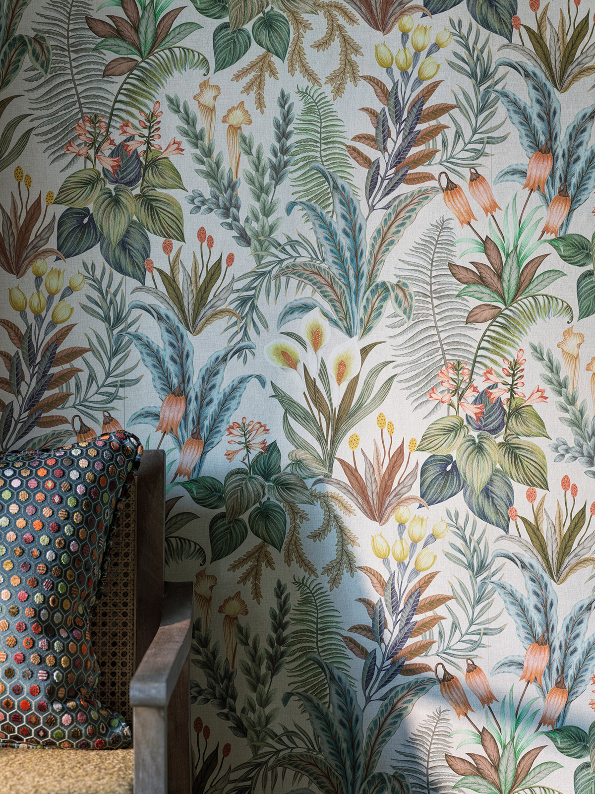 Papier peint Feuillage Fleur Calla Lily beige bleu - Rhapsody d'Osborne & Little AMB2 | Réf. OSB-W7812-01