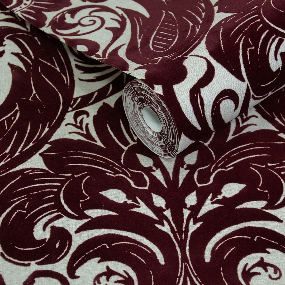 Papier peint Médaillon Floral Velours bordeaux - The Wall Llewelyn-Bowen de Lutèce | AMB2 Réf. LTC-LB25170