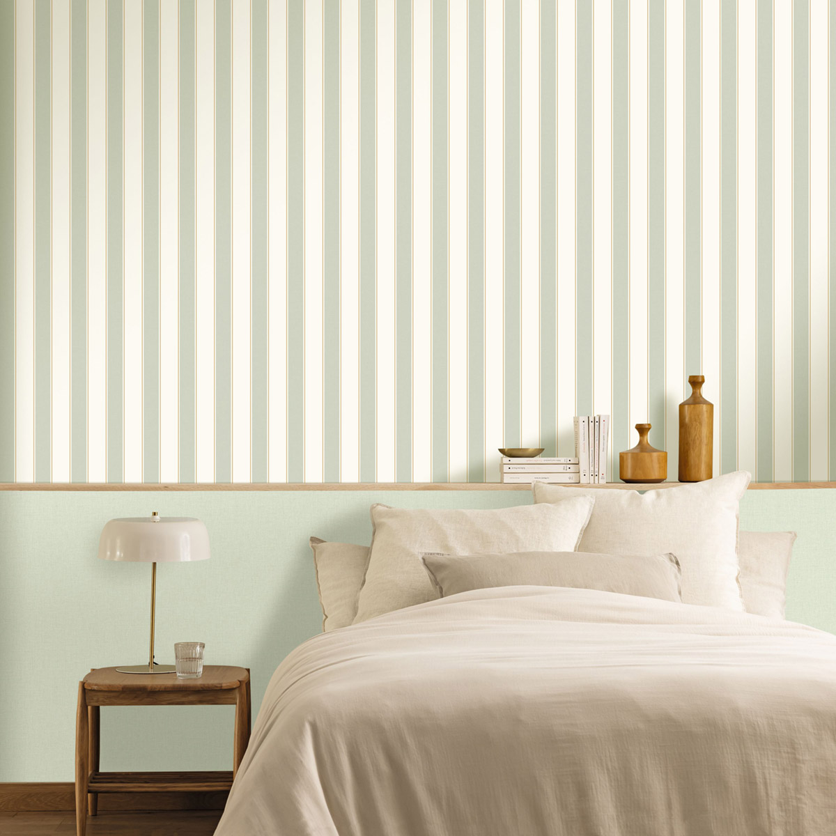 Papier peint Rayures Classique Vintage Lines vert amande doré - Line Up de Casélio | Réf. LNP106737020