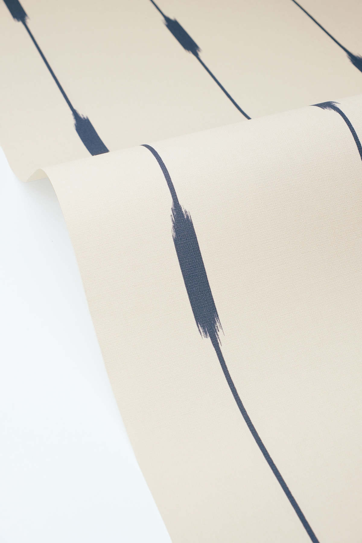 Papier peint Lignes Ikara bleu nuit - Blue Shades de Casélio VAGUE | Réf. BLS107776010