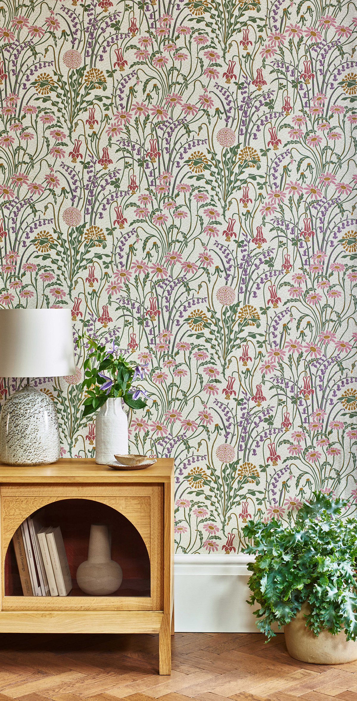 Papier peint Marguerite Flower Meadow beige rose - V&A Decorative Papers II d'Initiales | Réf. INI-2412-178-05