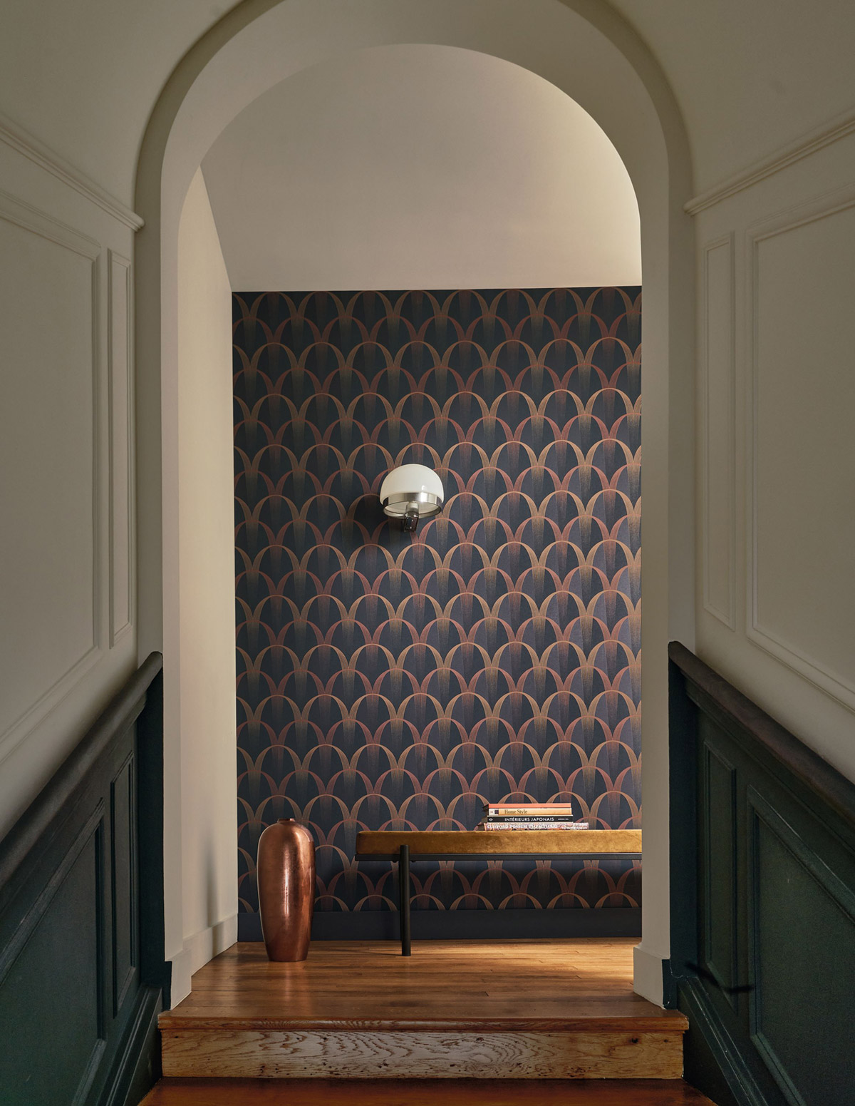 Papier peint Arche Entrée des Artistes terracotta irisé - Années Folles de Casadéco AMB2 | Réf. ANFO201046810