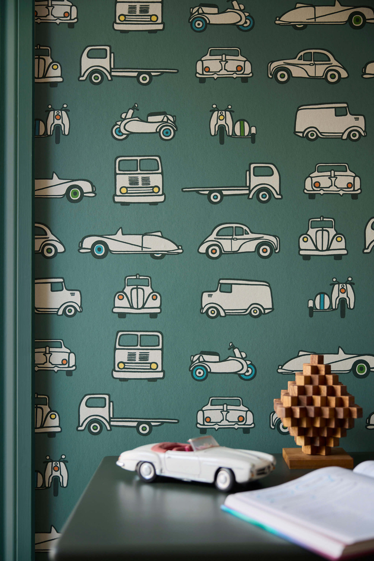 Papier peint Voiture Vintage Road Trip Pleat - Storybook Papers de Little Greene AMB2 | Réf. 0231RTPLEAT