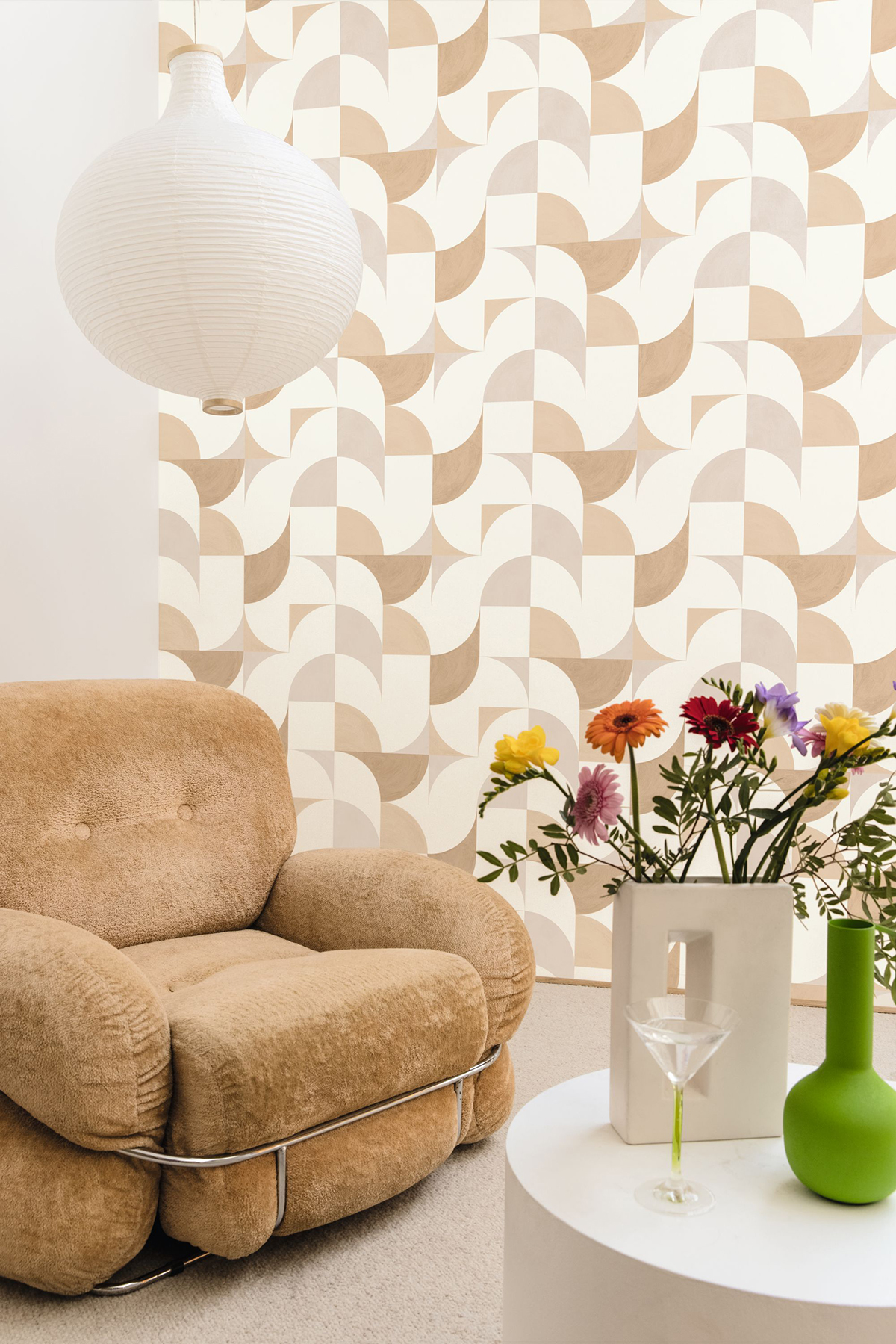 Papier peint Graphique Look Around beige et blanc - Around de Casélio | Réf. ARN102891000