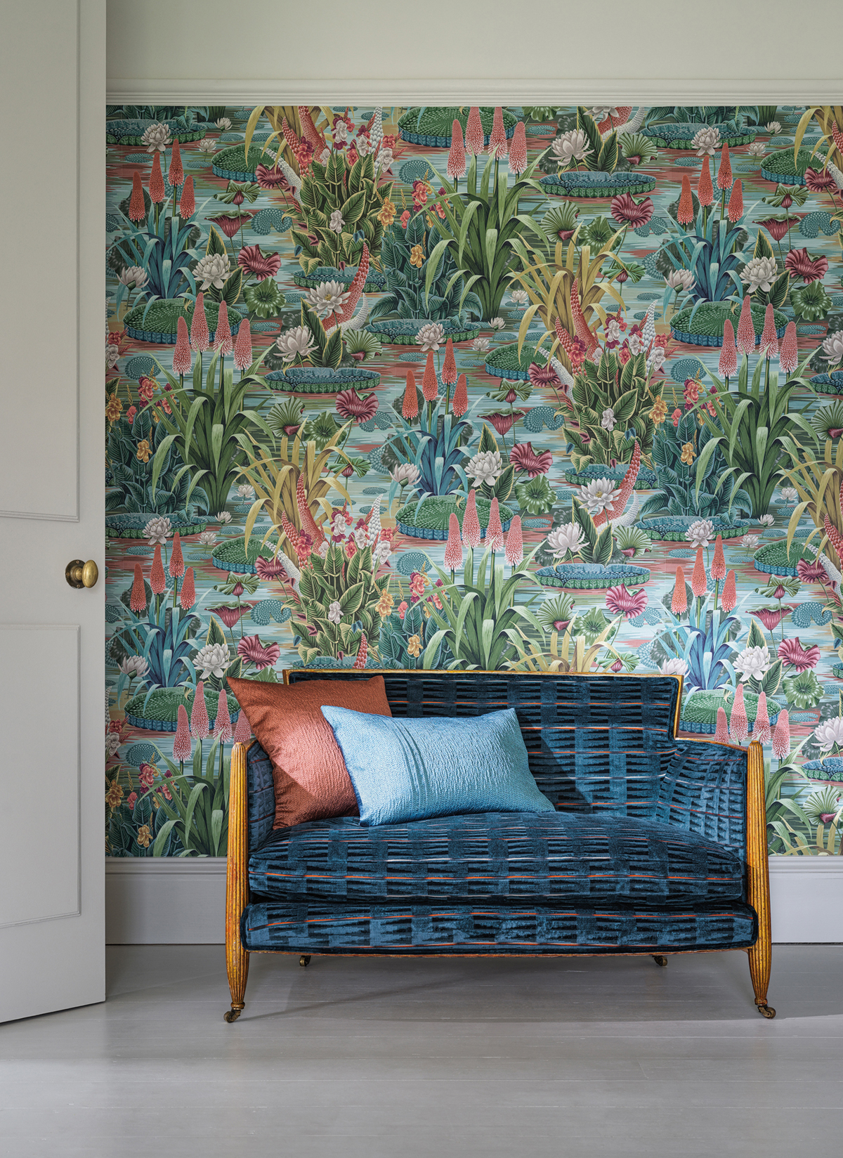 Papier peint Fleurs d'Eau Elysium bleu rose - Rhapsody d'Osborne & Little | Réf. OSB-W7811-01