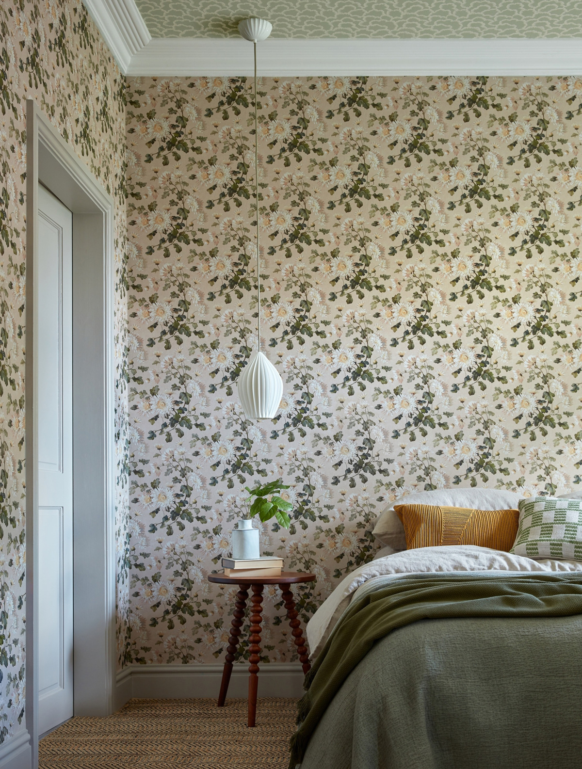 Papier peint Fleurs Vintage Charlotte beige rosé - V&A Decorative Papers III d'Initiales | Réf. INI-2513-190-04