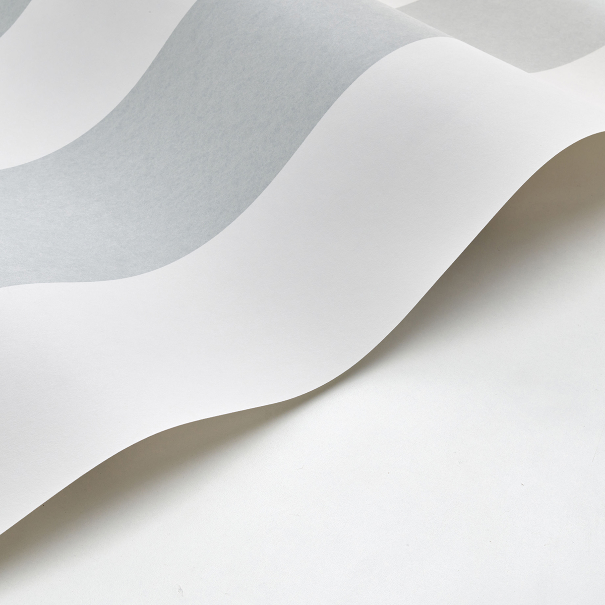 Papier peint Grande Rayure Bruges bleu gris - Les Rayures de Casadéco AMBV | Réf. RAYS88017342