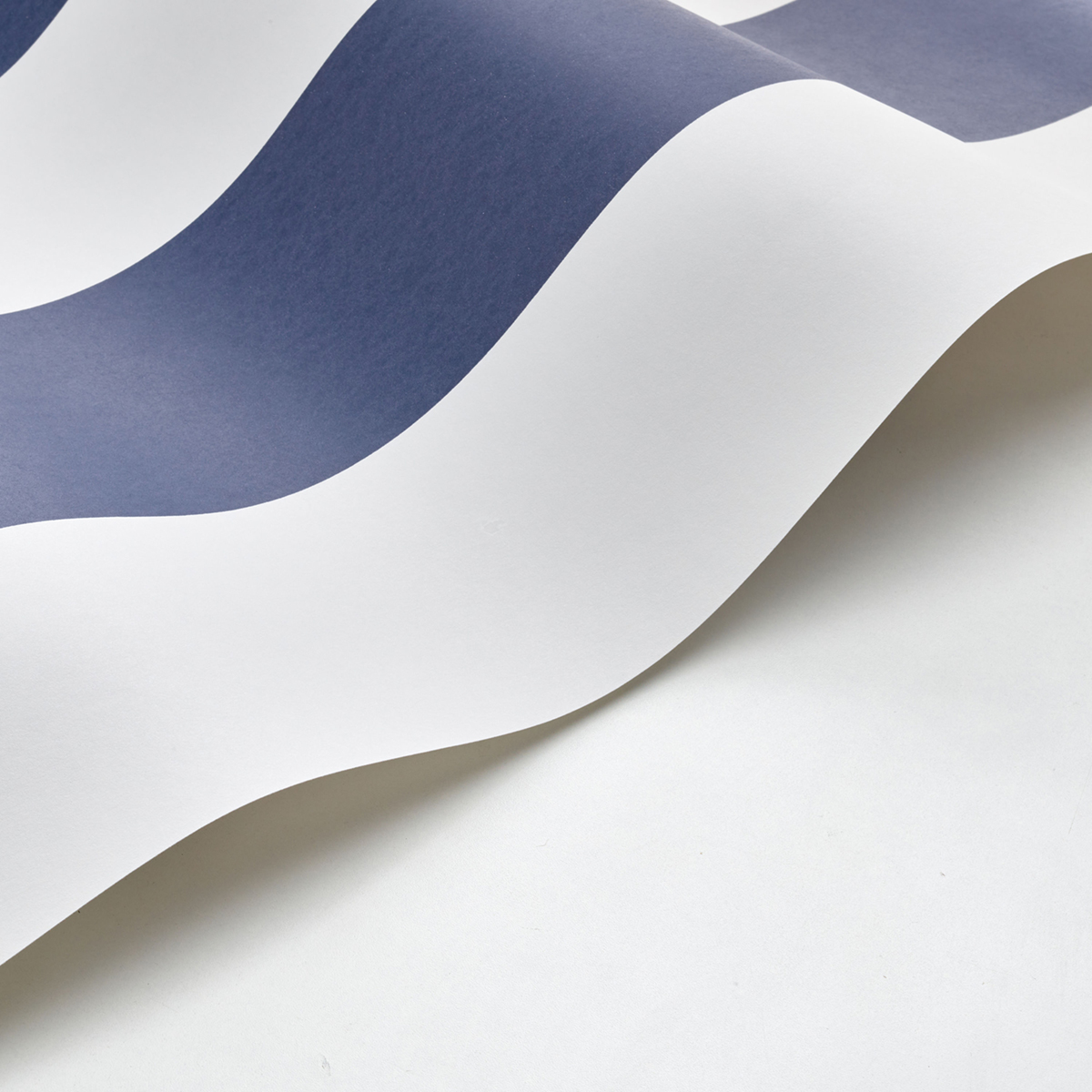 Papier peint Grande Rayure Bruges marine - Les Rayures de Casadéco | Réf. RAYS88016922