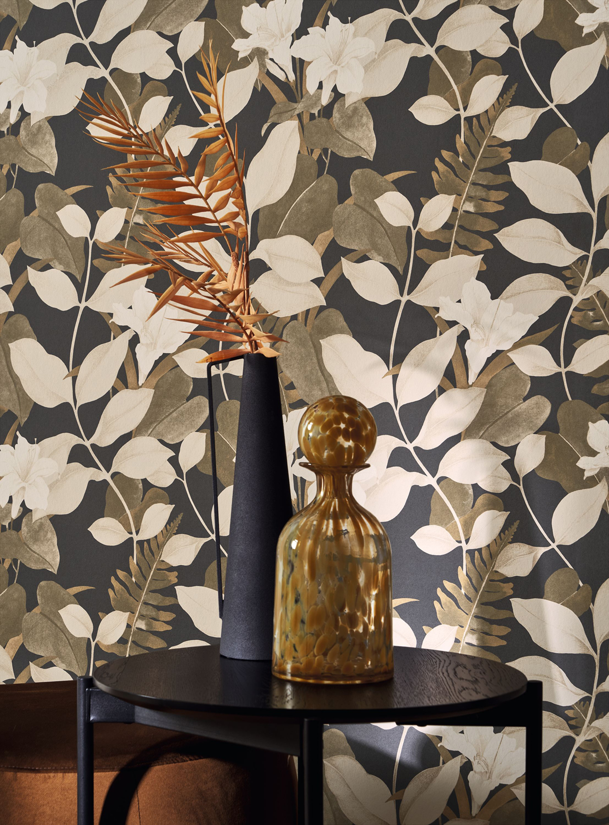 Papier peint Lys Feuille Royal Lily brun olive ardoise métallisé - Soliflore de Casadéco AMB2 | Réf. SOLI200269519