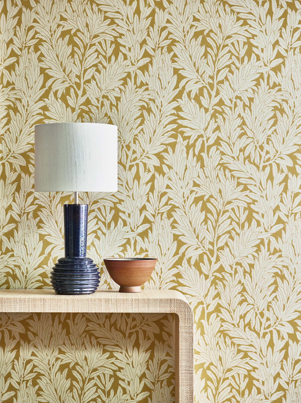 Papier peint Feuillage Laurel Leaf moutarde - V&A Decorative Papers II d'Initiales | Réf. INI-2412-177-04