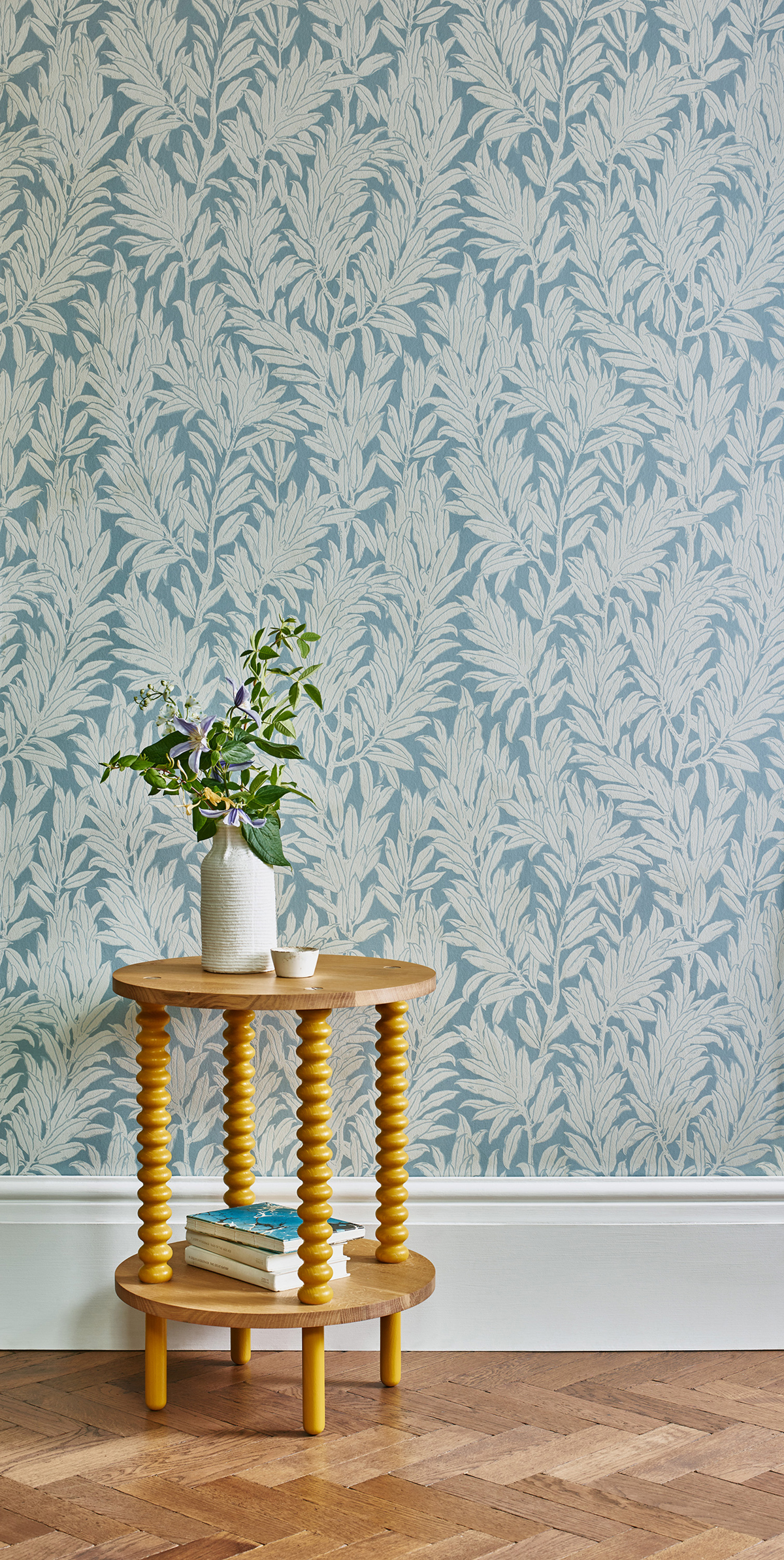 Papier peint Feuillage Laurel Leaf bleu - V&A Decorative Papers II d'Initiales | Réf. INI-2412-177-02