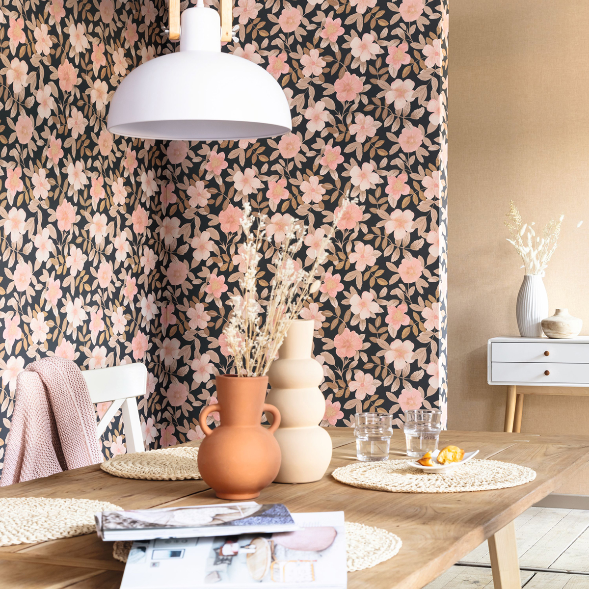 Papier peint Fleurs Gaia noir rose - Danae de Casélio | Réf. DAE103621030