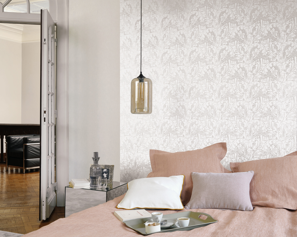 Papier peint vintage Damassé fleuri Elizabeth blanc/gris - Oxford de Casadéco | Réf. OXFD84110208