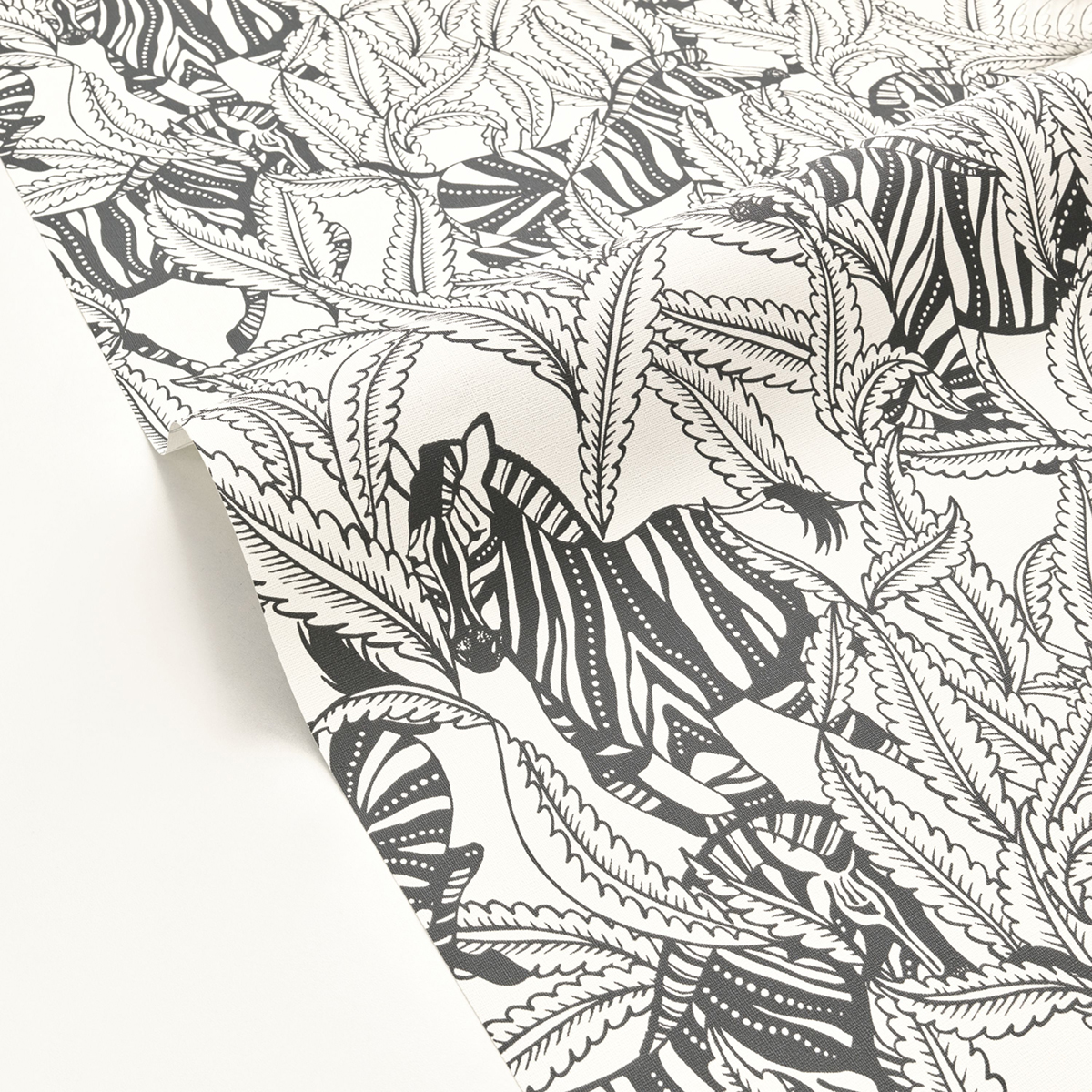 Papier peint Zèbre Hiding noir et blanc - Moonlight 2 de Casélio AMBV | Réf. MLGT104290997