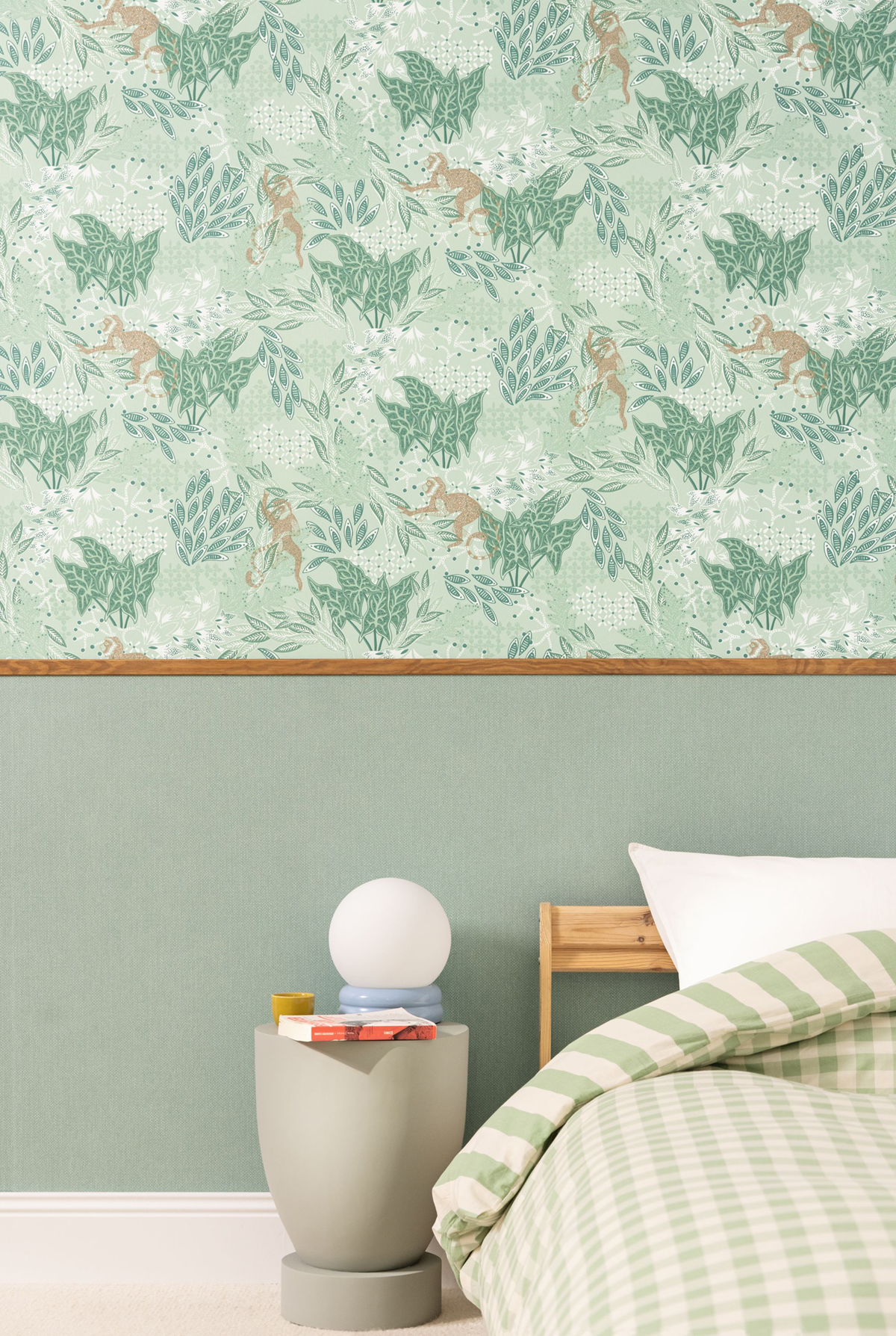 Papier peint Végétaux Singe Borneo vert d'eau doré - Stay Wild de Casélio | Réf. WILD104917789